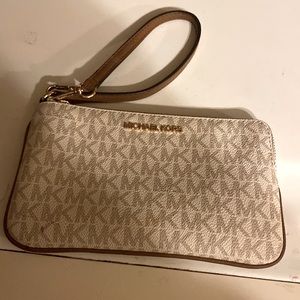 Mk wristlet like new. Mint condition